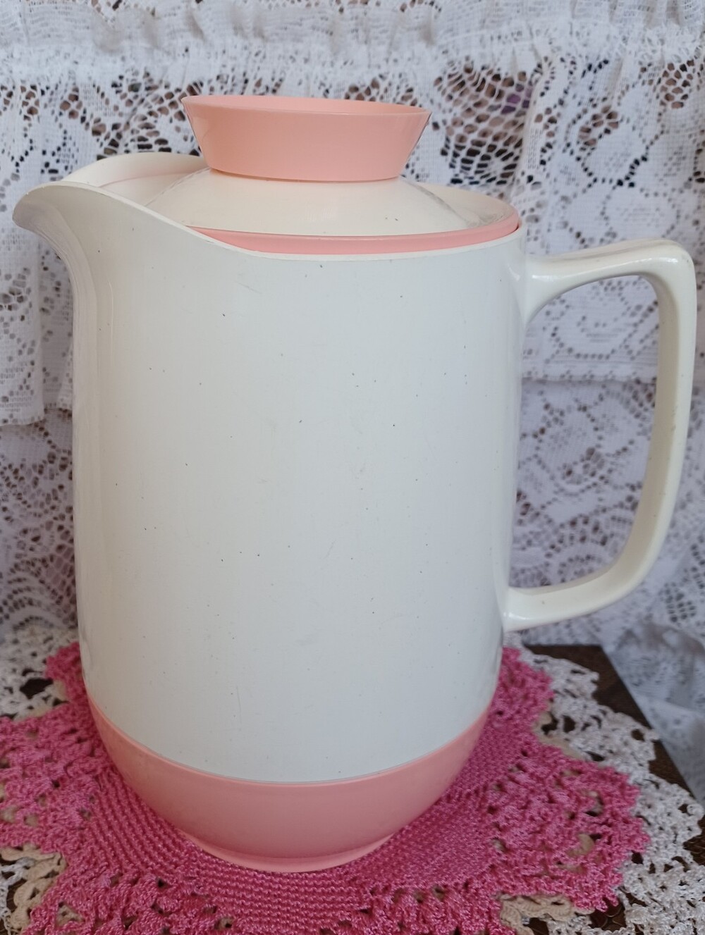 VINTAGE PINK & WHITE VACRON VACUUM SERVER 40 OZ LIDDED PITCHER MADE IN U.S.A.